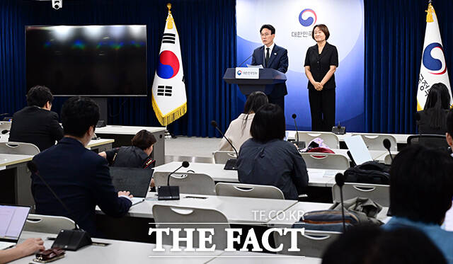 김민석 국무총리가 25일 오후 서울 종로구 정부서울청사에서 검찰 개혁과 관련한 현안을 브리핑 하고 있다. /임영무 기자