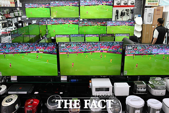 대한민국과 남아프리카 공화국의 2026 국제축구연맹(FIFA) 북중미월드컵 조별리그 A조 3차전이 열린 25일 오전 서울 용산구 용산전자랜드 가전제품매장에 진열된 TV에서 중계 화면이 송출되고 있다. /김성렬 기자