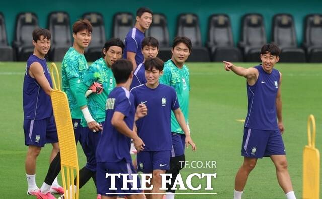 인간 문어 BBC 해설위원 크리스 서튼이 한국의 남아공전 승리에 무게를 실었다. /AP. 뉴시스