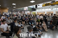  남아공전 패배에 침통한 서울역 [TF사진관]