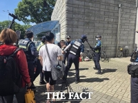 개표소 시위 중 경찰관에 침 뱉은 40대 구속