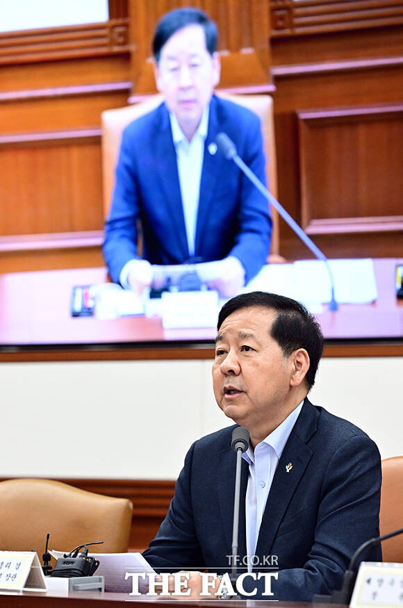 구윤철 부총리 겸 재정경제부 장관(왼쪽 두 번째)이 26일 오전 서울 종로구 정부서울청사에서 열린 비상경제본부회의 겸 경제관계장관회의에 참석해 모두발언을 하고 있다. /임영무 기자