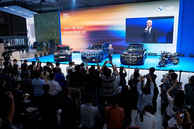 한상윤 BMW 그룹 코리아 대표이사 사장이 프레스 데이 환영 인사를 건네고 있다. /BMW