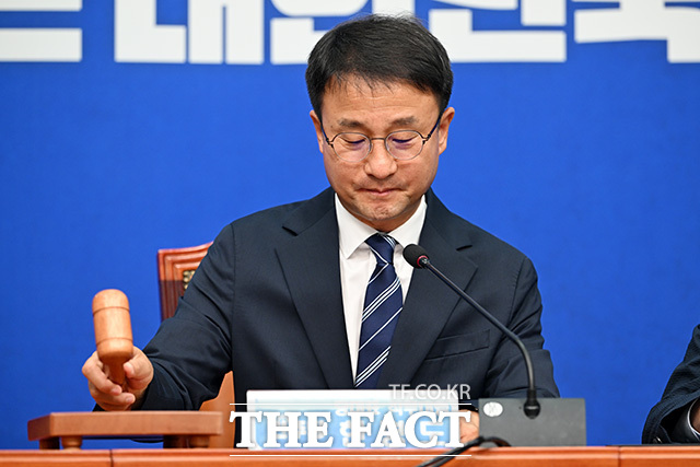 직무대행 후 첫 최고위원회의 주재하는 한병도 더불어민주당 당대표 직무대행 겸 원내대표.