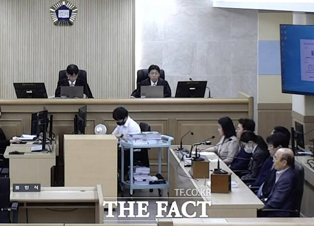 공직 청탁과 함께 금품을 받은 이른바 '매관매직' 혐의로 재판에 넘겨진 김건희 여사가 26일 오후 서울 서초구 서울중앙지방법원에서 열린 1심 선고 공판에 출석하고 있다. /KNN 유튜브 영상 캡쳐