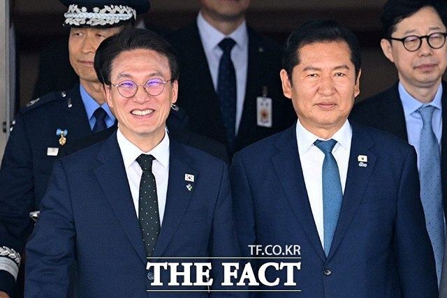 국민의힘의 내홍이 여당의 더 큰 진흙탕 싸움에 묻히는 모양새가 됐기 때문이다. 사진은 유럽 방문과 G7(주요 7개국) 정상회의 참석 등 순방 일정을 마친 이재명 대통령이 귀국하는 18일 오전 경기도 성남시 서울공항에 김민석 국무총리(왼쪽)와 정청래 더불어민주당 대표가 이 대통령을 마중하기 위해 이동하는 모습. /남용희 기자