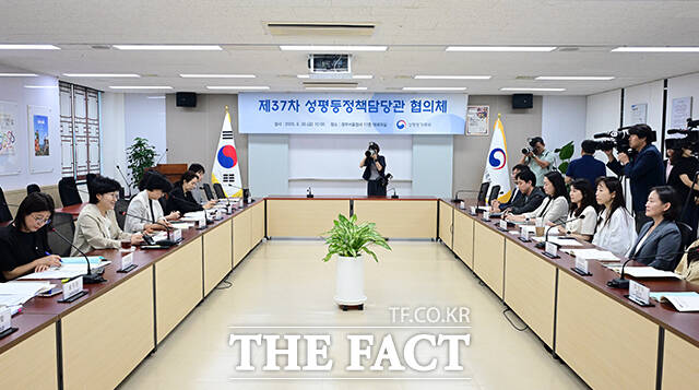 원민경 성평등가족부 장관이 26일 오전 서울 종로구 정부서울청사에서 열린 제37차 성평등정책담당관 협의체 회의에 참석해 모두발언을 하고 있다. /임영무 기자
