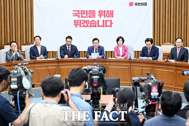 원내대책회의에서 발언하는 정점식 국민의힘 원내대표.