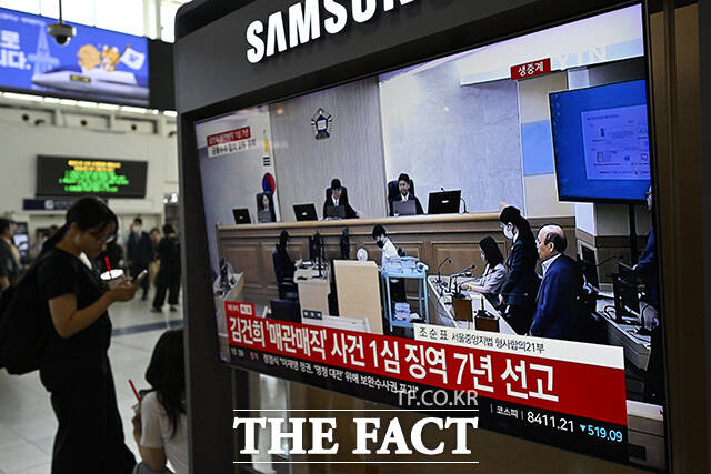 대합실 TV 화면에 김 씨의 모습이 방송되고 있다.