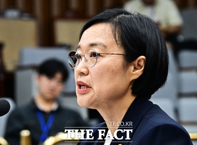 한성숙 국무총리 후보자가 26일 인사청문회에서 야당 의원이 부동산 거래 의혹을 제기하는 과정에서 불편한 심기를 드러냈다. 사진은 전날 한 후보자가 인사청문회에 출석해 질의에 답변하는 모습. /배정한 기자