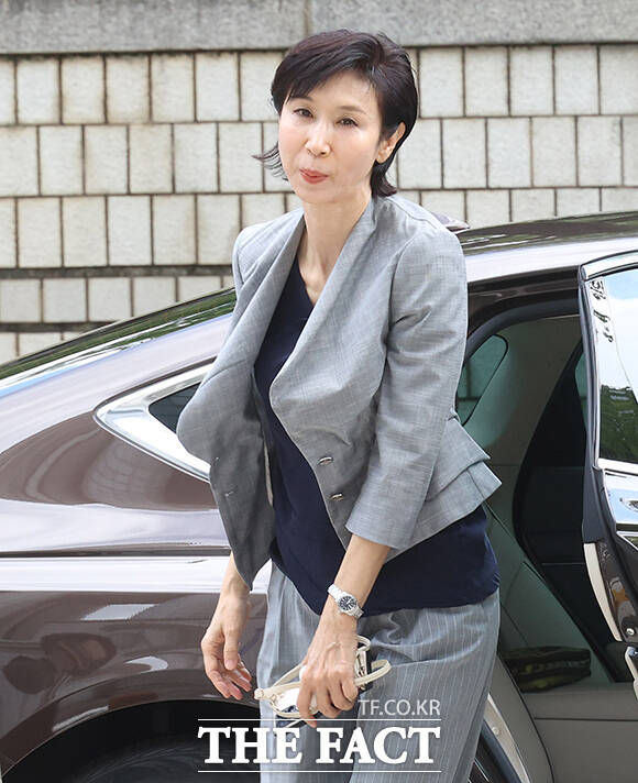 최태원 SK그룹 회장(왼쪽)과 노소영 아트센터 나비 관장이 26일 오전 서울 서초구 서울고등법원에서 열린 재산 분할 파기환송심 2차 변론기일에 출석하고 있다. /배정한 기자
