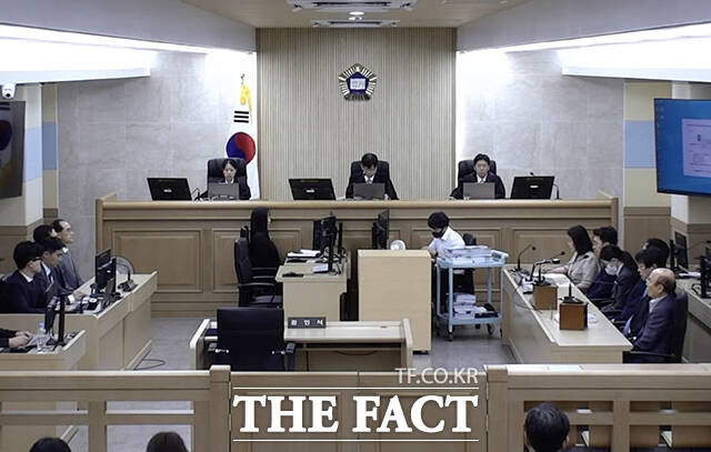 공직 청탁과 함께 금품을 받은 이른바 '매관매직' 혐의로 재판에 넘겨진 김건희 여사가 26일 오후 서울 서초구 서울중앙지방법원에서 열린 1심 선고 공판에 출석하고 있다. /KNN 유튜브 영상 캡쳐