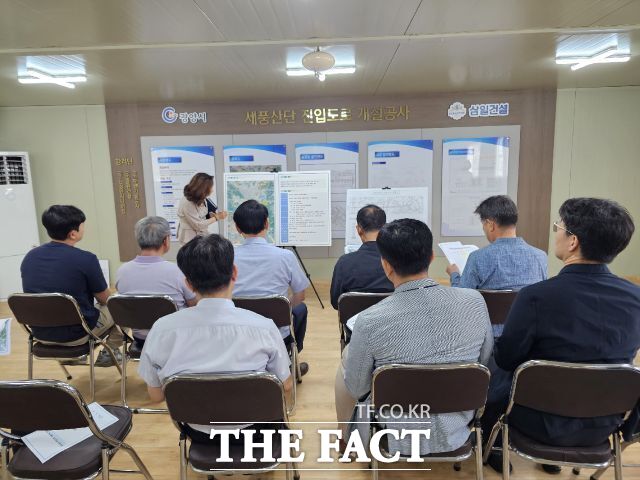 박성현 당선인 인수위 '광양대전환위원회'가 세풍산단 진입도로와 용강지구~용강정수장 도로 개설공사 현장을 찾아 공정과 예산 집행 상황을 점검하고 있다. /광양대전환위원회