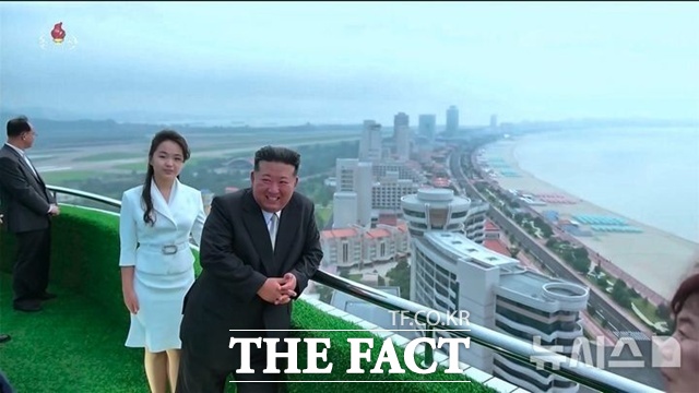김 위원장은 이에 앞선 지난 24일 해변 리조트 단지인 원산갈마해안관광지구를 현지지도했다. 사진은 지난해 6월 24일 리설주, 딸 주애와 원산갈마해안관광지구 준공식에 참석했던 김 위원장 모습. /뉴시스. 조선중앙TV 갈무리.