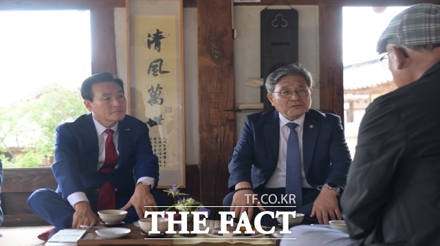 허민 국가유산청장(오른쪽)이 25일 백성현 논산시장과 함께 논산시 노성면 교촌리에 있는 명재고택을 방문해 관계자에게 설명을 듣고 있다. /논산시