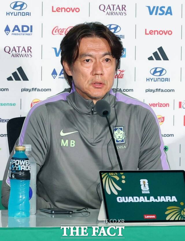 대한민국 축구대표팀 홍명보 감독이 지난 19일(한국시간) 월드컵 조별리그 멕시코전 이후 제기된 손흥민 교체 논란에 대해 직접 입장을 밝히고 있다. /사포판(멕시코)=뉴시스