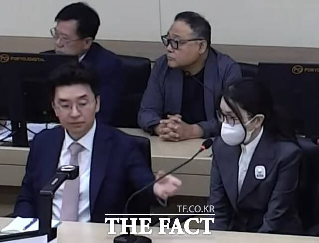 공직 청탁과 함께 금품을 받은 이른바 '매관매직' 혐의로 재판에 넘겨진 김건희 여사가 26일 오후 서울 서초구 서울중앙지방법원에서 열린 1심 선고 공판에 출석하고 있다. /KNN 유튜브 영상 캡쳐