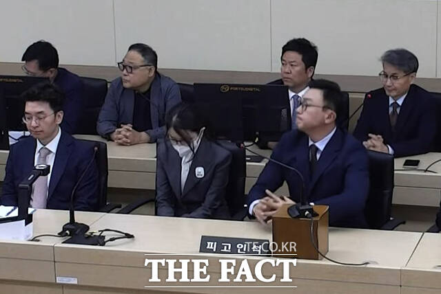 공직 청탁과 함께 금품을 받은 이른바 '매관매직' 혐의로 재판에 넘겨진 김건희 여사가 26일 오후 서울 서초구 서울중앙지방법원에서 열린 1심 선고 공판에 참석하고 있다. /KNN 유튜브 영상 캡쳐