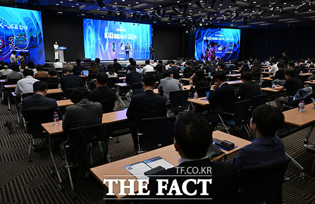 더팩트는 오는 8월 25일 서울 상암동 중소기업DMC타워에서 제2회 미래전략포럼을 개최한다. 사진은 김상규 더팩트 대표이사가 지난해 8월 26일 서울 여의도 중소기업중앙회에서 열린 제1회 더팩트미래전략포럼에 참석해 개회사를 하는 모습. /서예원 기자