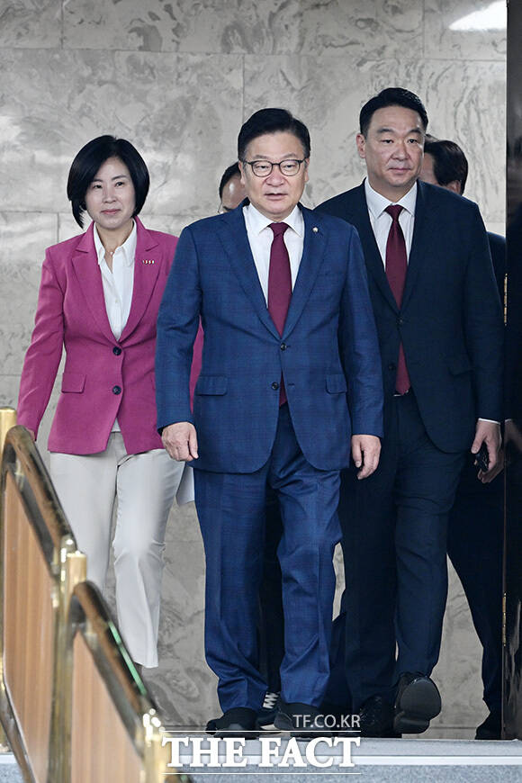 원내대책회의에서 발언하는 정점식 국민의힘 원내대표.