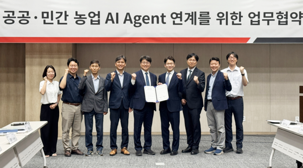 공공·민간 AI Agent 연계를 위한 업무협약식에서 참석자들이 기념촬영을 하고 있다. (좌측부터 다섯 번째 신재훈 농촌진흥청 농업진흥데이터실 팀장, 여섯 번째 최준기 대동에이아이랩 대표) / 대동그룹