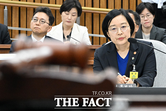 '인사청문회 마지막 날' 의원 질의 듣는 한 후보자.
