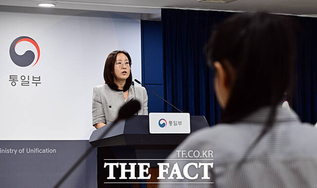 장윤정 통일부 부대변인이 26일 오전 서울 종로구 정부서울청사에서 현안 관련 정례브리핑을 하고 있다. /임영무 기자