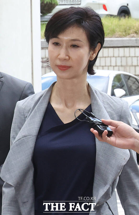 최태원 SK그룹 회장(왼쪽)과 노소영 아트센터 나비 관장이 26일 오전 서울 서초구 서울고등법원에서 열린 재산 분할 파기환송심 2차 변론기일에 출석하고 있다. /배정한 기자