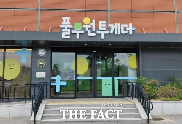 25일 찾은 풀무원투게더 공장은 34명의 장애인 근로자와 4명의 비장애인 근로자가 근무하고 있다. 비장애인 근로자 4명은 전원 사회복지사 자격증을 취득해 장애인 근로자들의 업무 편의를 돕고 있다. /손원태 기자
