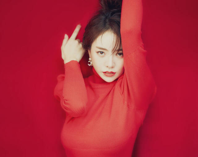 설하윤이 지난 16일 신곡 '흔들어'를 발표했다.경쾌한 리듬과 중독성 강한 멜로디가 돋보이는 곡이다. 설하윤 특유의 시원한 보컬과 밝고 건강한 에너지가 어우러져 듣는 이들에게 기분 좋은 활력을 선사한다. /티에스엠엔터