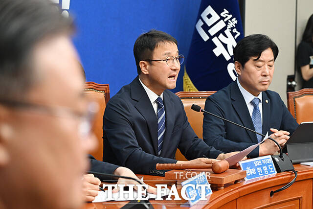 직무대행 후 첫 최고위원회의 주재하는 한병도 더불어민주당 당대표 직무대행 겸 원내대표.