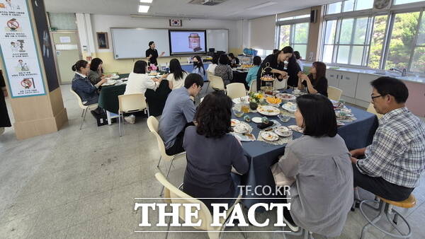 대전동광초등학교 교직원들의 전문성 신장을 위한 교직원 힐링 연수에 참가하고 있다. /대전시교육청