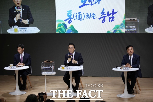 박수현 충남도지사 당선인이 25일 오후 충남도서관 문화교육동 대강당에서 충남 8개 권역별 타운홀 미팅의 마지막 일정으로 홍성·예산 도민들과 소통하고 있다. 왼쪽부터 박정주 홍성군수 당선인, 박수현 충남도지사 당선인, 최재구 예산군수 당선인. /노경완 기자