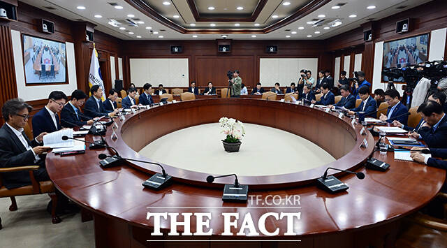 구윤철 부총리 겸 재정경제부 장관(왼쪽 두 번째)이 26일 오전 서울 종로구 정부서울청사에서 열린 비상경제본부회의 겸 경제관계장관회의에 참석해 모두발언을 하고 있다. /임영무 기자