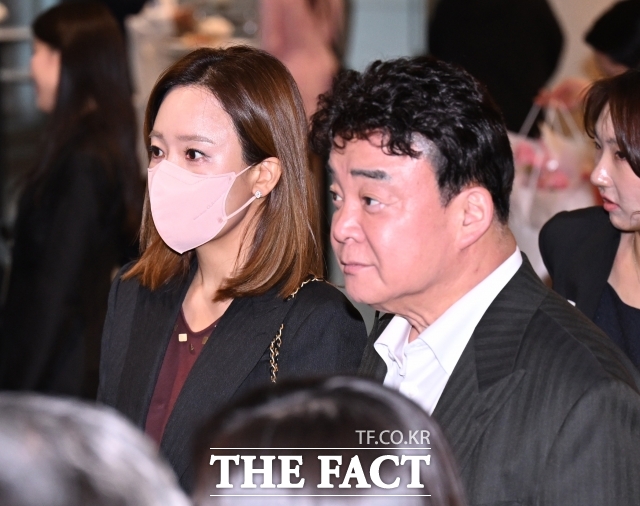 더본코리아 백종원 대표(오른쪽)가 최근 유튜브 복귀와 함께 예산시장 '장터광장' 관련 콘텐츠를 잇따라 공개하면서, 더본코리아가 특허청에 '장터광장' 상표를 다시 출원한 사실이 확인됐다. 사진은 백종원 소유진 부부가 지난 6월 7일 서울 송파구 롯데콘서트홀에서 열린 정용진 신세계그룹 회장의 배우자 한지희 씨의 데뷔 앨범 발매 기념 공연에 참석하고 있다. /이새롬 기자