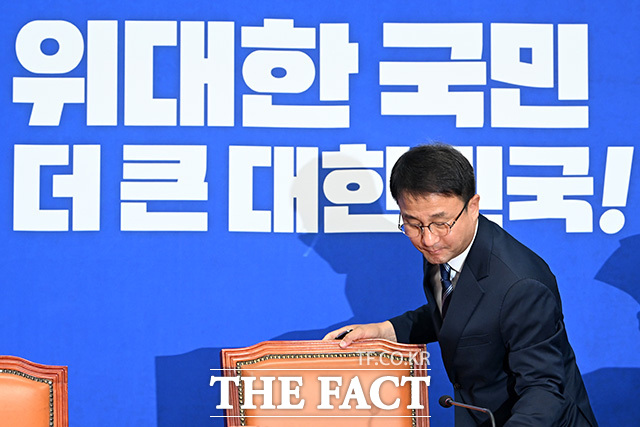 직무대행 후 첫 최고위원회의 주재하는 한병도 더불어민주당 당대표 직무대행 겸 원내대표.