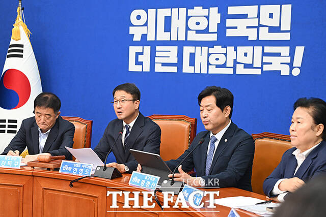 직무대행 후 첫 최고위원회의 주재하는 한병도 더불어민주당 당대표 직무대행 겸 원내대표.