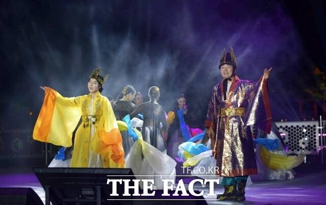 지난해 열린 제23회 부여서동연꽃축제 주제 공연인 궁남지 판타지 장면. /부여군
