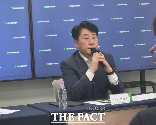 지난 25일 HD현대일렉트릭 청주 배전캠퍼스에서 열린 기자간담회에서 이창호 부사장이 회사 배전사업의 비전에 대한 취재진 질의에 답하고 있다. /청주=우지수 기자
