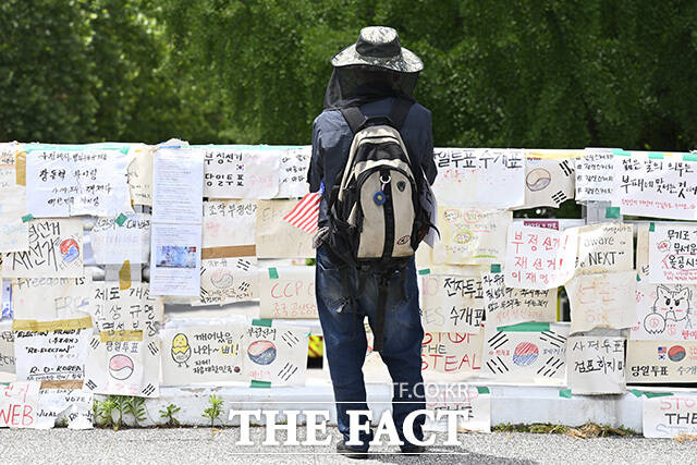 시위대가 구호를 외치고 있다.