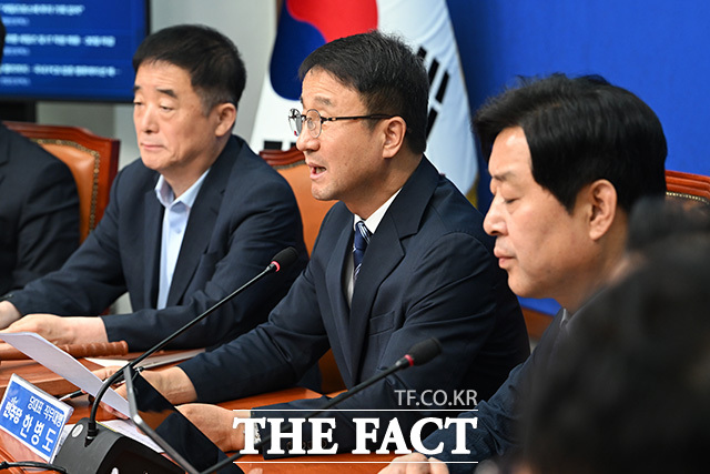 직무대행 후 첫 최고위원회의 주재하는 한병도 더불어민주당 당대표 직무대행 겸 원내대표.