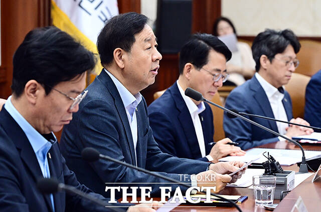 구윤철 부총리 겸 재정경제부 장관(왼쪽 두 번째)이 26일 오전 서울 종로구 정부서울청사에서 열린 비상경제본부회의 겸 경제관계장관회의에 참석해 모두발언을 하고 있다. /임영무 기자