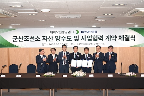 군산조선소 양수도 본계약 체결식 사진. (왼쪽부터) 박희승 국회의원, 김의겸 국회의원, 이원택 전북특별자치도지사 당선인, 하화정 제이오션중공업 대표, 금석호 HD현대중공업 사장, 김윤덕 국토교통부 장관, 김재준 군산시장 당선인. /제이오션중공업