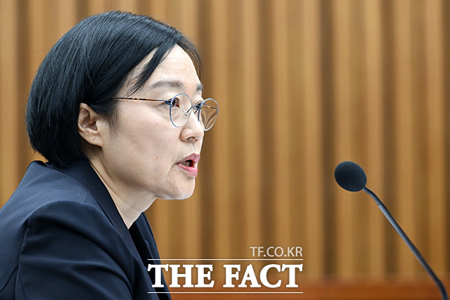 '인사청문회 마지막 날' 의원 질의 듣는 한 후보자.