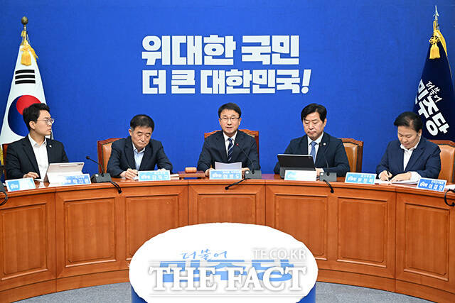 직무대행 후 첫 최고위원회의 주재하는 한병도 더불어민주당 당대표 직무대행 겸 원내대표.