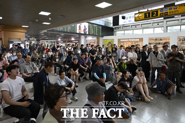 '충격의 패배' 후폭풍. 선수들에 대한 비난보다는, 홍명보 감독의 선수 기용과 경기 운영을 향한 비판이 연예계와 축구계는 물론 축구팬들 사이에서도 쏟아지고 있다. 사진은 2026 북중미 월드컵 한국 대 남아프리카공화국 경기가 열린 25일 오전 서울 용산구 서울역 대합실에서 시민들이 실점 장면에 탄식하고 있다. /송호영 기자