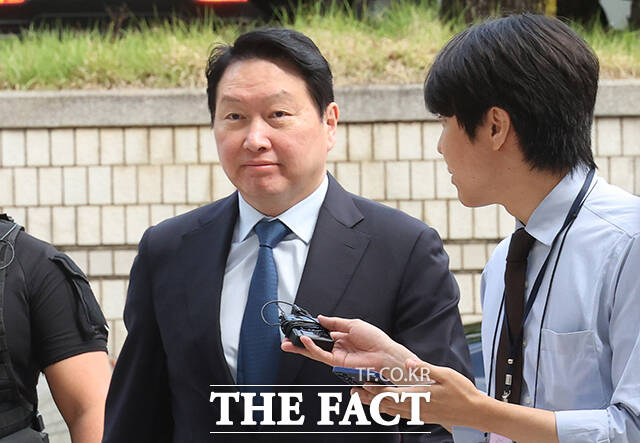 최태원 SK그룹 회장(왼쪽)과 노소영 아트센터 나비 관장이 26일 오전 서울 서초구 서울고등법원에서 열린 재산 분할 파기환송심 2차 변론기일에 출석하고 있다. /배정한 기자