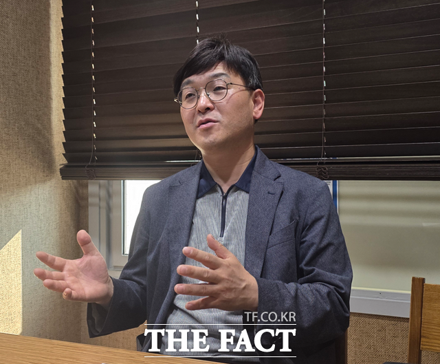 전용호 인천대 사회복지학 교수는 26일 더팩트와 인터뷰에서 '돌봄의 사회화'와 이를 실현하기 위한 대통령의 의지가 중요하다고 발언하고 있다. /조성은 기자