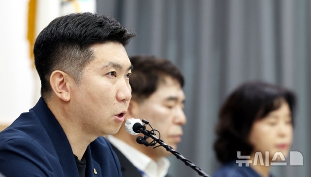 지난 6월 15일 오후 서울 송파구 올림픽파크텔에서 핸드볼경기장 사무공간 출입 제한 사태 관련 대한민국 체육인 기자회견을 열고 발언하고 있는 유승민 대한체육회장. 이 문제와는 별도로 그와 전 대한탁구협회 임직원의 비리혐의에 대한 경찰 수사가 조속히 마무리돼야 한다. / 뉴시스