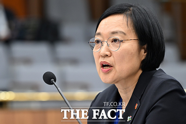 '인사청문회 마지막 날' 의원 질의 듣는 한 후보자.